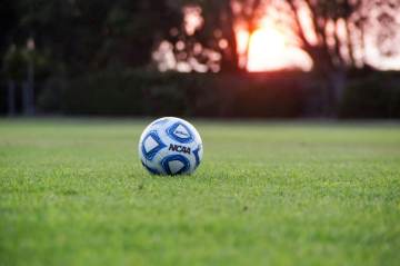 新疆伊宁一青年投资500万元，在当地自建FIFA标准足球场（配图示意）